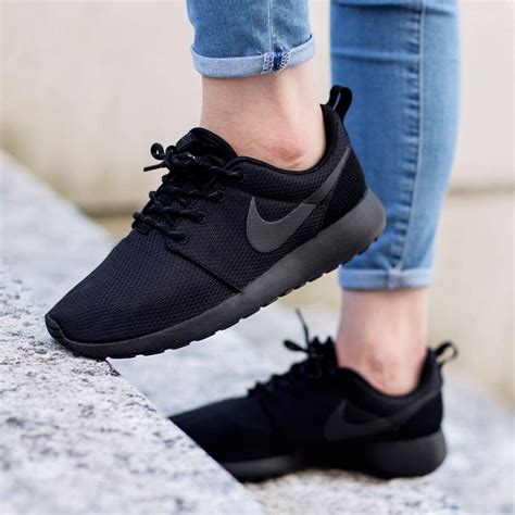 women's all black nike shoes